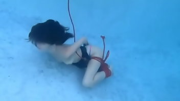 Underwater Babe Topless 
